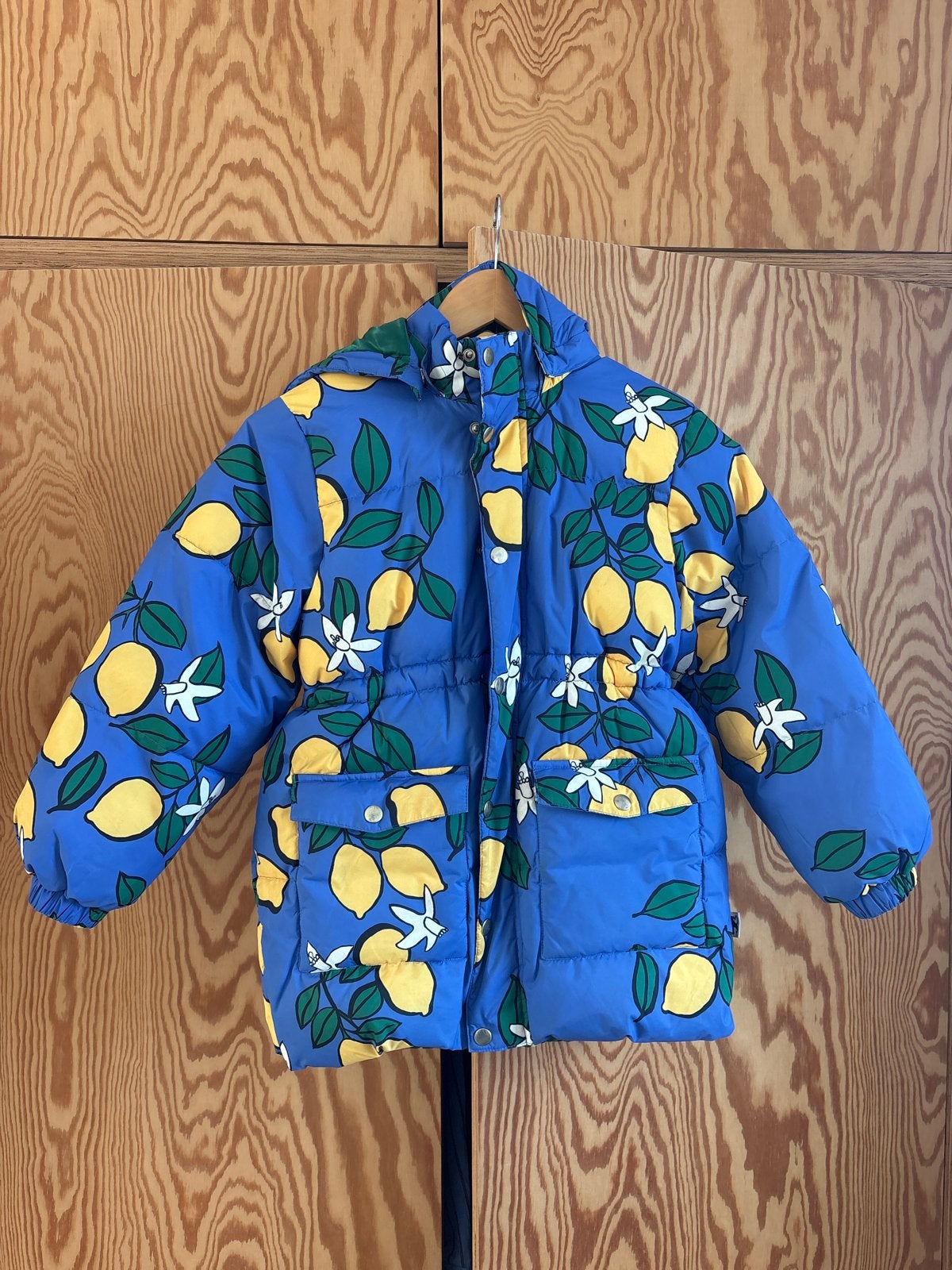 Mini Rodini dikke winterjas met citroenprint - Maat 128/134, Ophalen of Verzenden, Gebruikt, Meisje, Jas