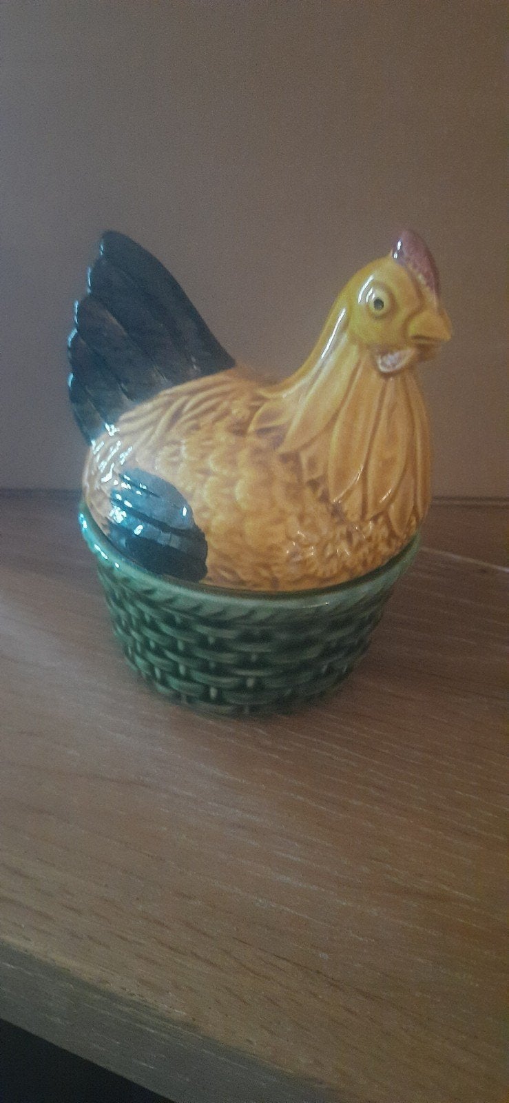Keramieken kip op mandje - decoratief en functioneel, Ophalen of Verzenden