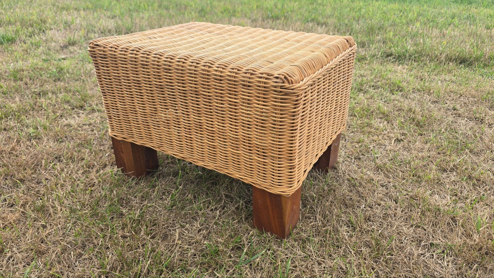 Rotan hocker / voetenbank met houten poten - 46x35x32 cm, Minder dan 50 cm, Gebruikt, Ophalen of Verzenden, Rechthoekig