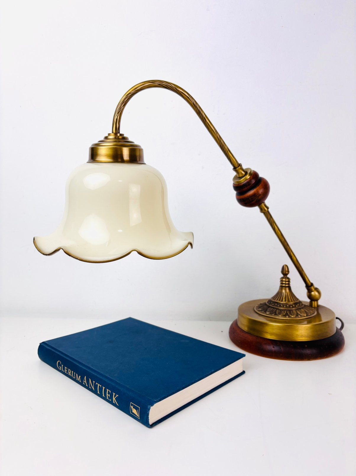 Franse tafellamp met opaline glazen kap en houten voet, Huis en Inrichting, Lampen | Tafellampen, Ophalen of Verzenden, Art deco