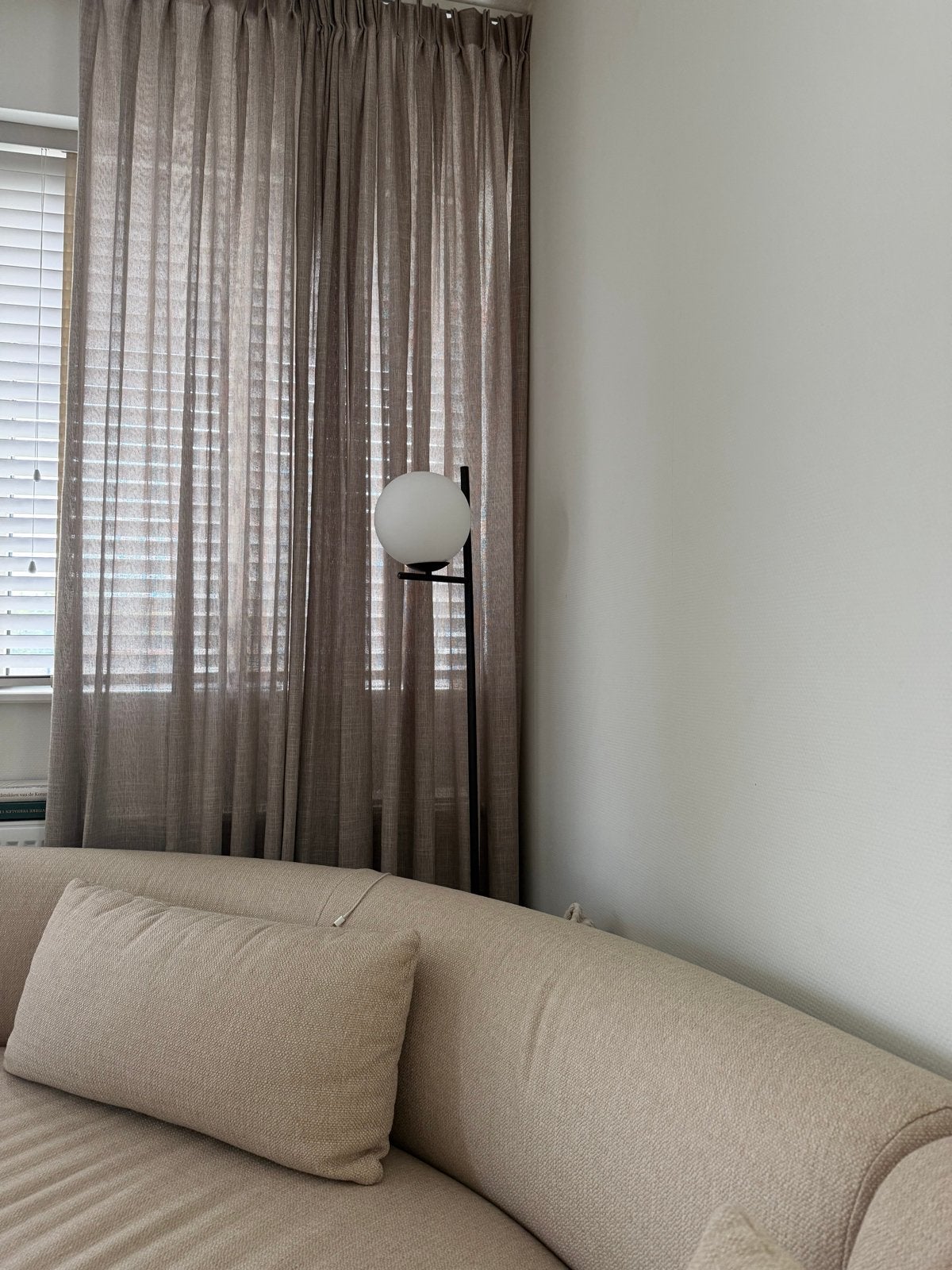 Vloerlamp Pure - Mat Zwart Metaal met Wit Glas., Huis en Inrichting, Ophalen, Overige fittingen, Zo goed als nieuw, Metaal