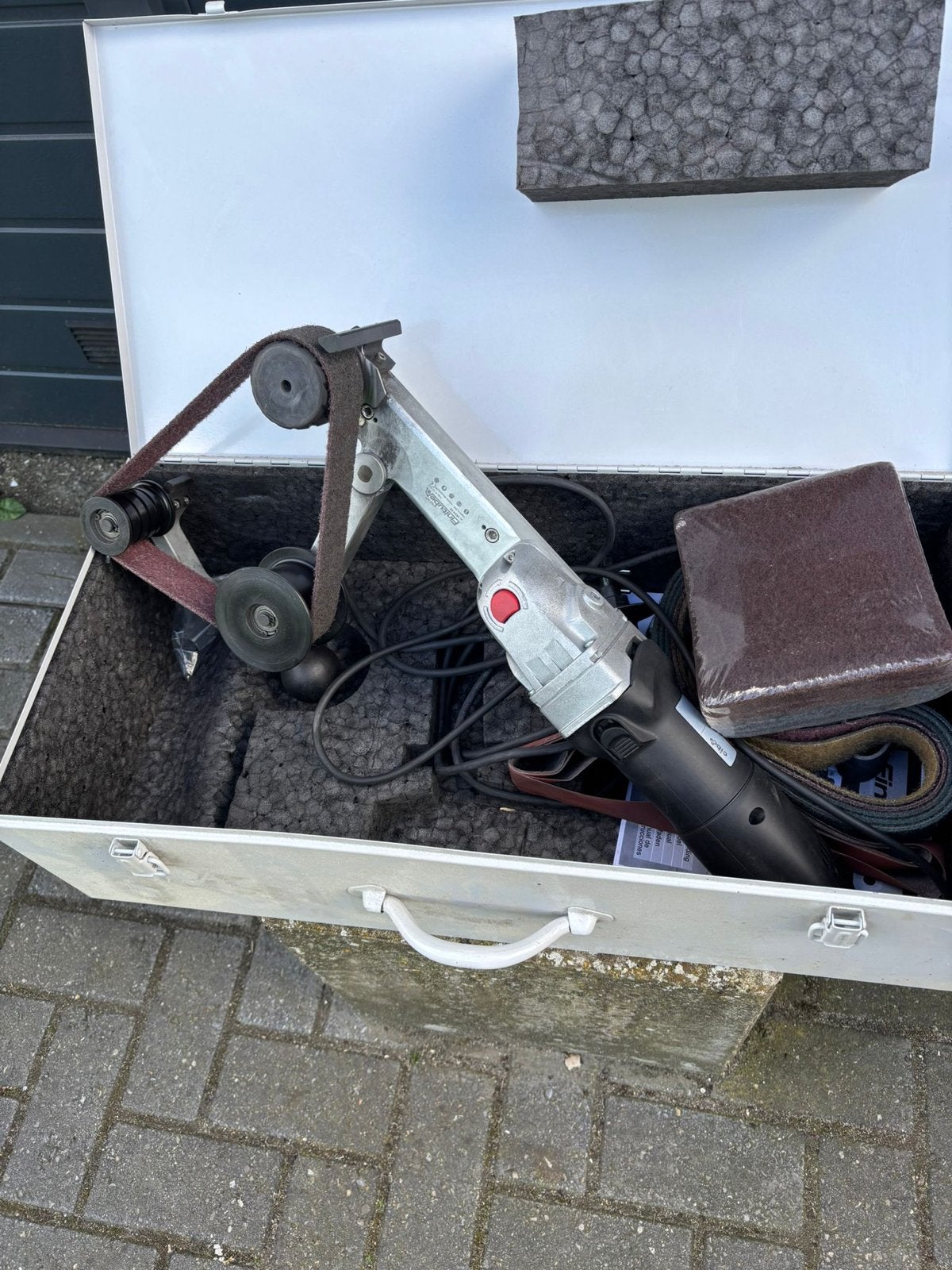 Bandschuurmachine met accessoires in koffer, Doe-het-zelf en Verbouw, Gereedschap | Schuurmachines, Ophalen, Gebruikt, 600 tot 1200 watt