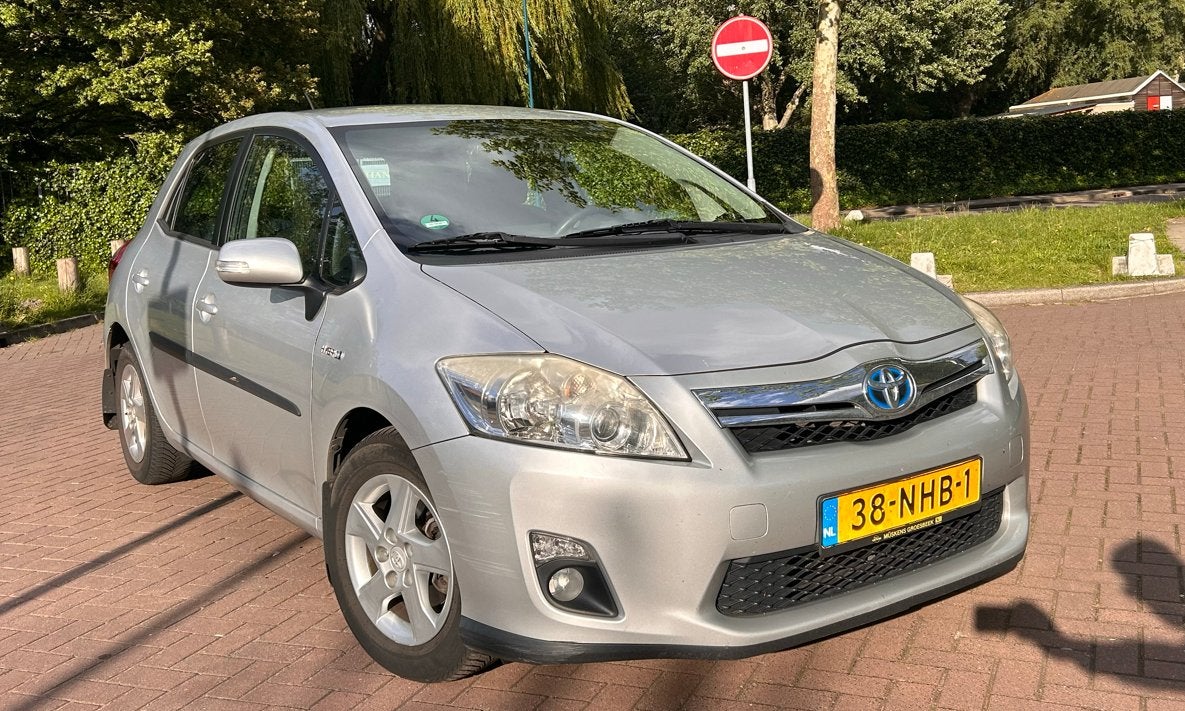 Toyota Auris 1.8 Full Hybrid 5DR CVT 2010 Grijs, Auto's, Toyota, 4 cilinders, Origineel Nederlands, 75 €/maand, 26 km/l