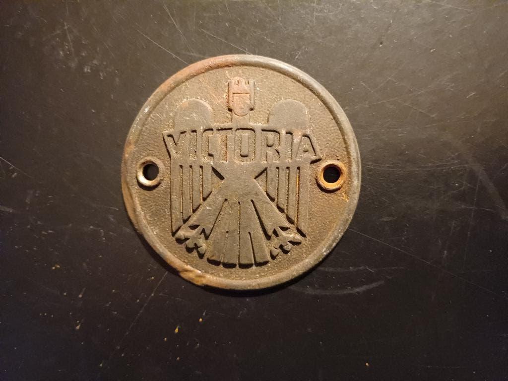 Tankembleem VICTORIA tank embleem, Ophalen of Verzenden, Gebruikt, Tank, Overige merken