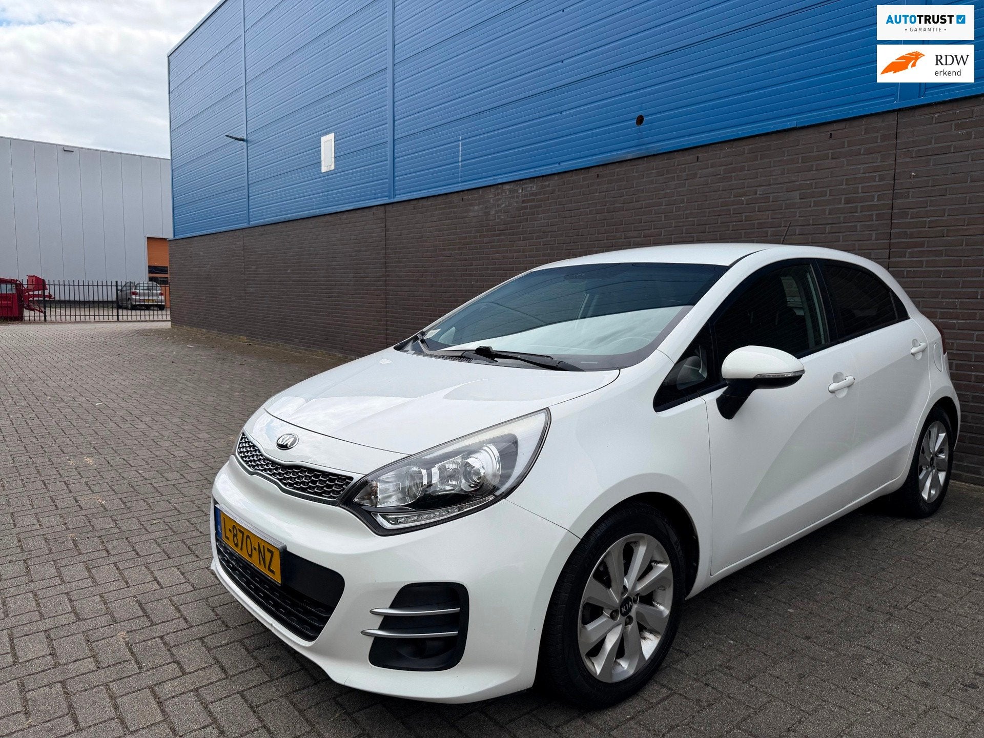 Kia Rio 1.2 CVVT ExecutiveLine | Navigatie | 16” LM Velgen, 450 kg, Euro 6, 4 cilinders, Wit