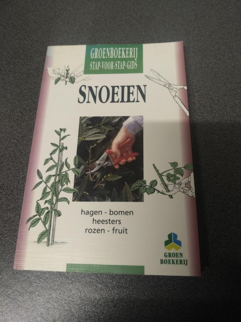 Christopher Brickell - Snoeien, Boeken, Ophalen of Verzenden, Zo goed als nieuw, Bloemen, Planten en Bomen, Christopher Brickell