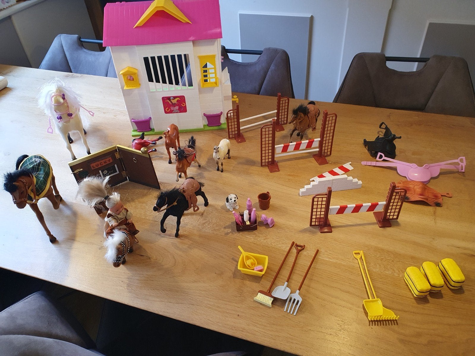 Paardenstal Barbie met toebehoren, Ophalen, Zo goed als nieuw, Overige typen