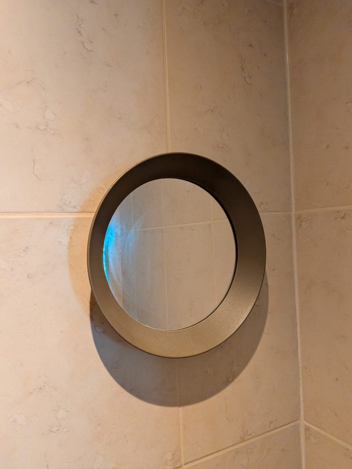 Ronde spiegel met bronzen rand, Huis en Inrichting, Minder dan 50 cm, Rond, Ophalen of Verzenden, Zo goed als nieuw