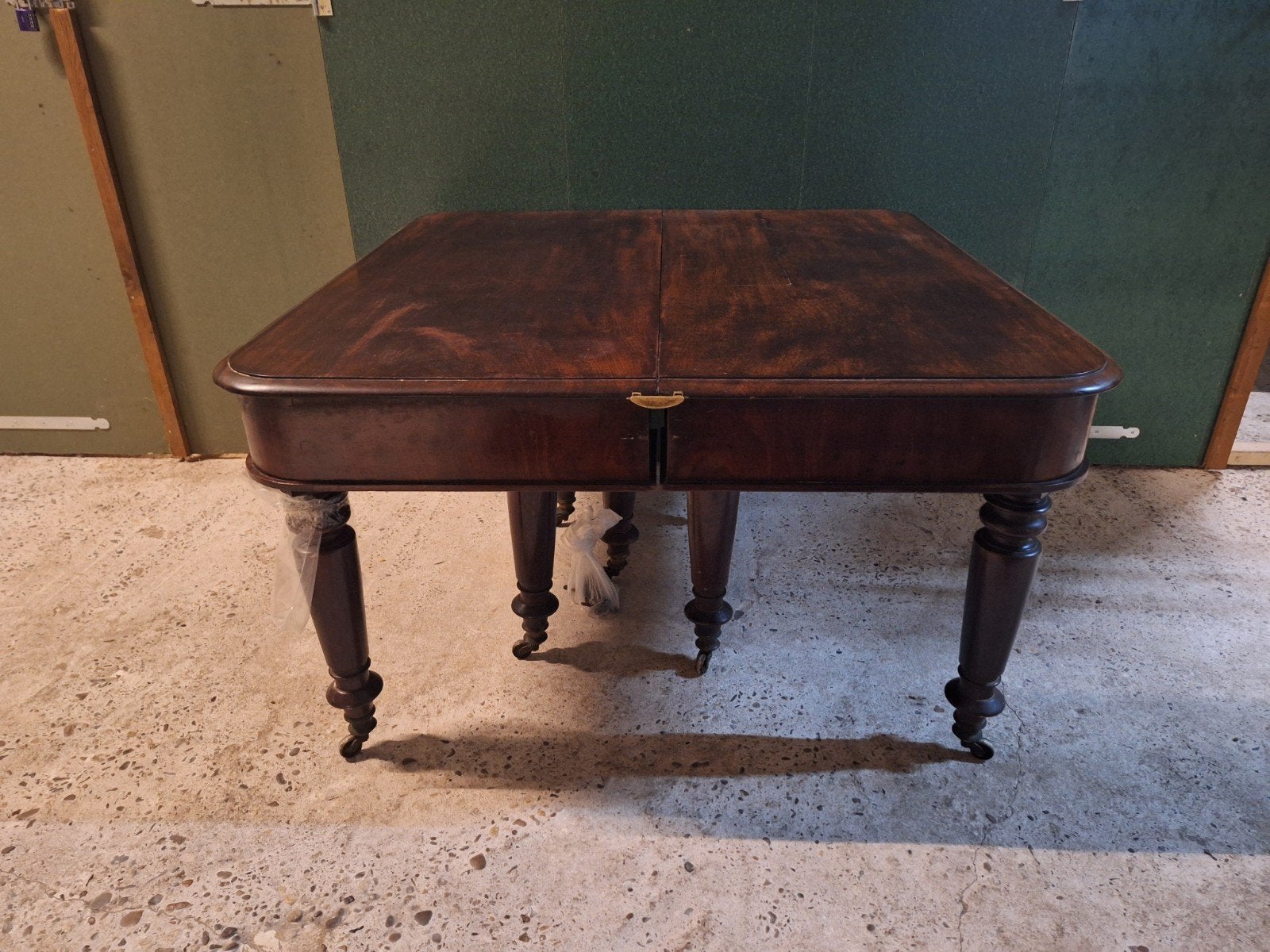 Antieke uitschuifbare tafel eettafel massief messing wieltje, Ophalen