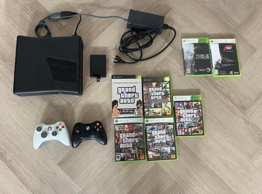 Xbox 360 Slim 250GB + Complete GTA collectie + 2 controllers, Spelcomputers en Games, Spelcomputers | Xbox 360, Zo goed als nieuw