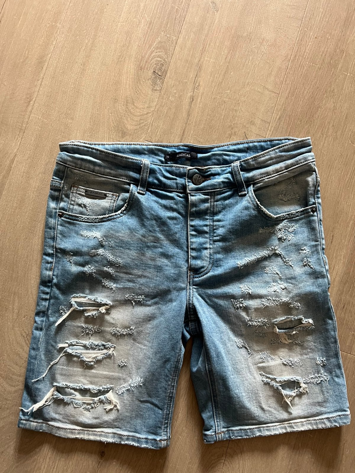 Denim short radical, Ophalen of Verzenden, Zo goed als nieuw, Blauw, W32 (confectie 46) of kleiner