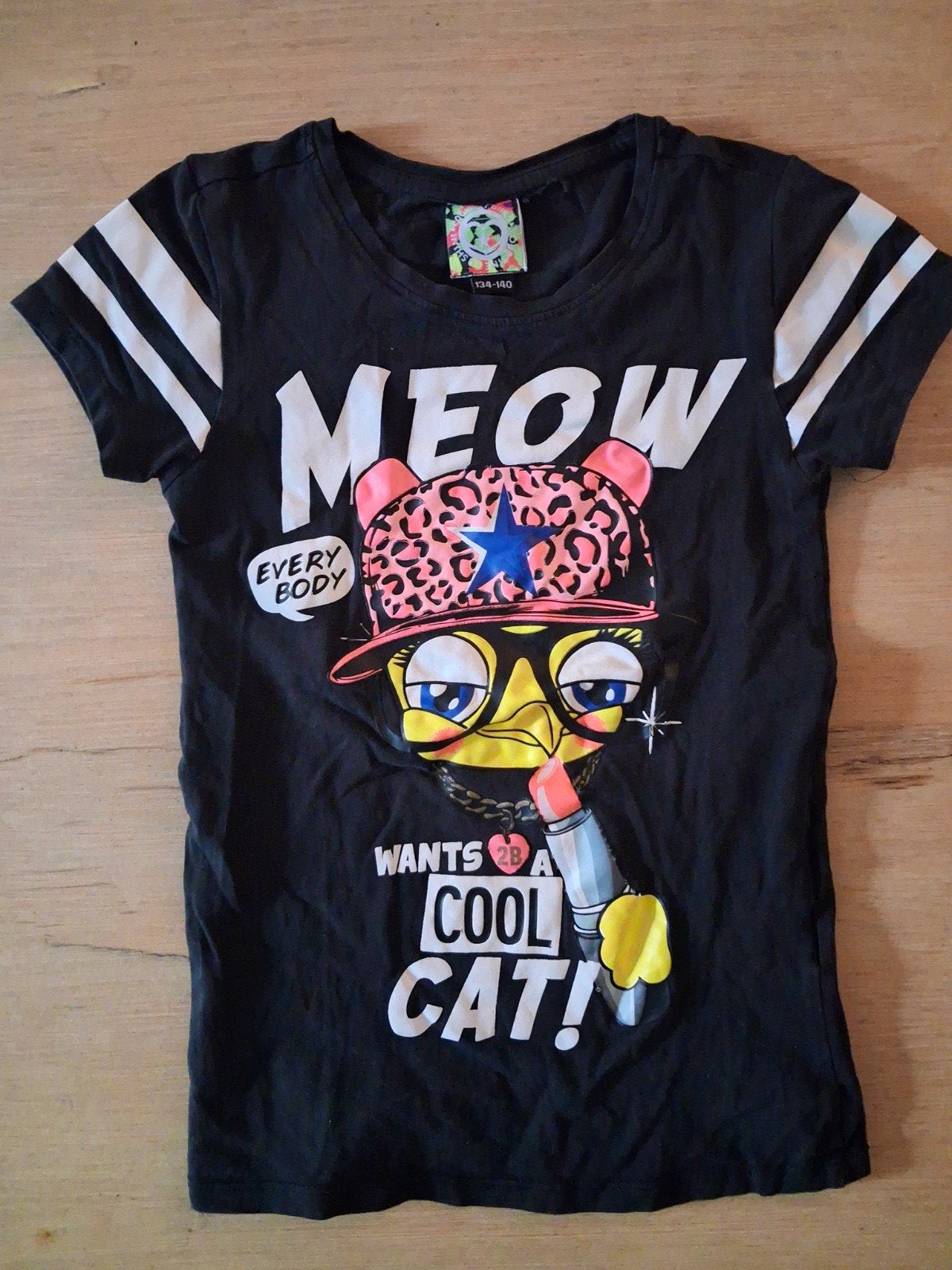 Zwart T-shirt met 'Meow' print en strepen, maat 134-140, Gebruikt, Meisje, Ophalen of Verzenden, Shirt of Longsleeve
