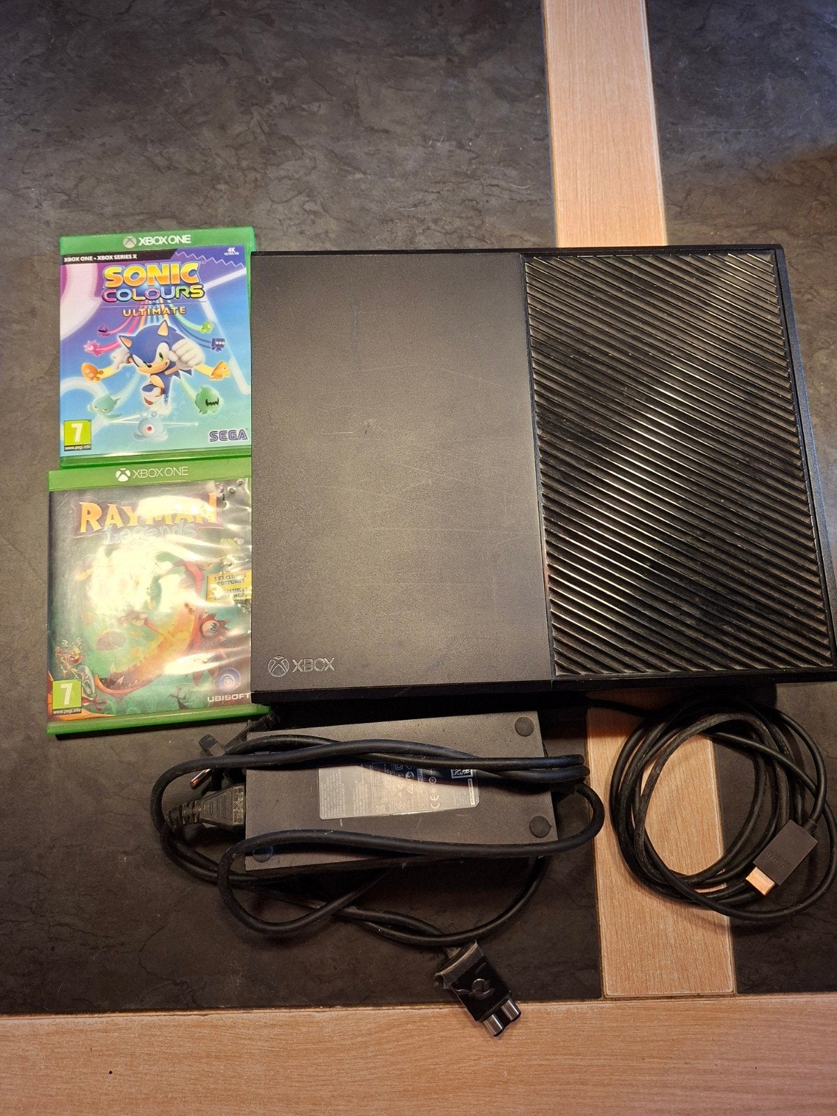 Xbox One 1 TB met 2 spellen: Sonic Colours en Rayman Legends, Ophalen of Verzenden, Zo goed als nieuw, Eén computer, 3 spelers of meer