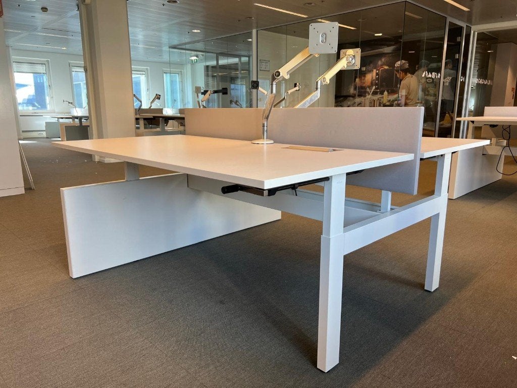 Ahrend duo-bureau met slinger/kabelgoot 250€/st, 80st, In hoogte verstelbaar, 160 cm, Gebruikt, Metaal