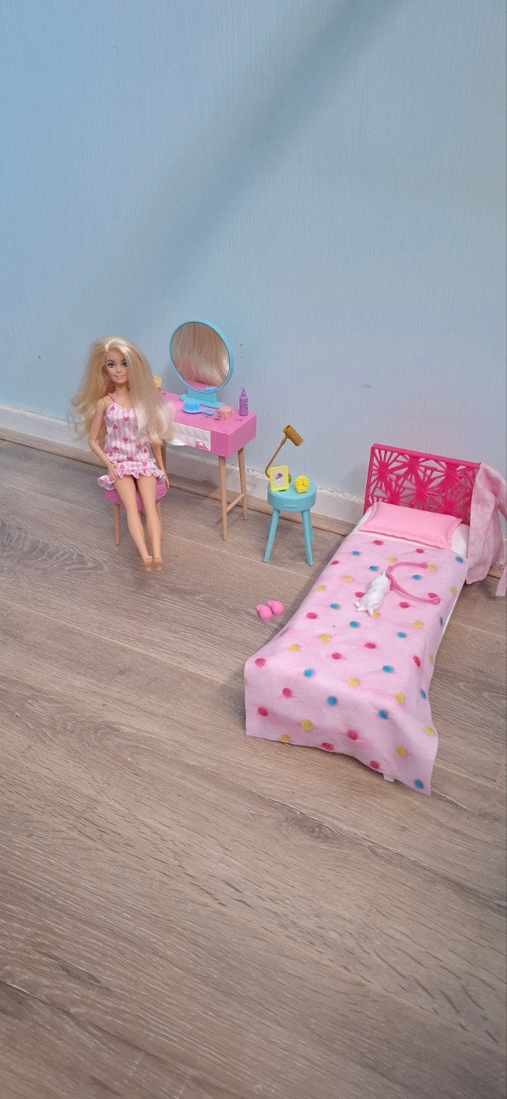 Barbie Slaapkamer Set: Bed, Kaptafel & Barbiepop, Ophalen, Zo goed als nieuw