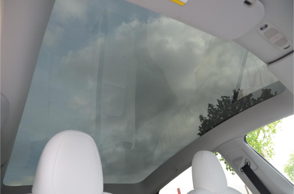 Tesla Model Y Long Range AWD 75 kWh Trekhaak (1.600kg) AutoP, Auto's, Automaat, 12 maanden, Gebruikt, Leder