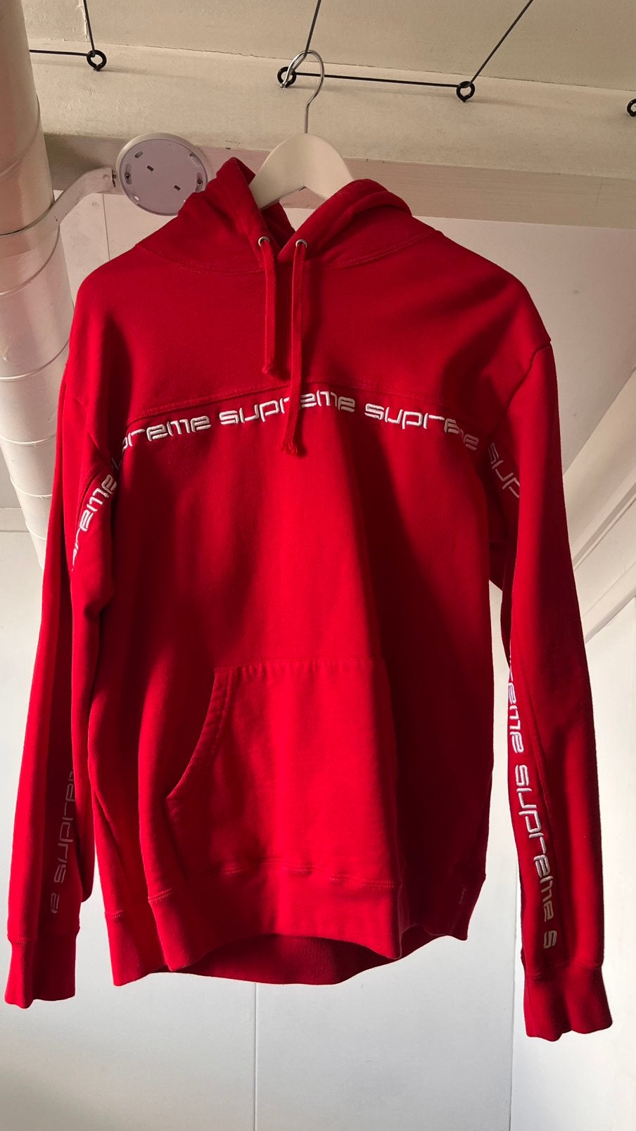 Supreme Text Stripe Hooded Sweatshirt Red - M, Kleding | Heren, Truien en Vesten, Ophalen of Verzenden, Zo goed als nieuw, Maat 48/50 (M)