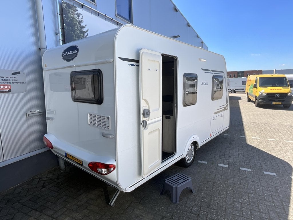 Caravelair Antares 400 NIEUWSTAAT-MOVER-VOORTENT, Caravans en Kamperen, Caravans, Bedrijf, 750 - 1000 kg, 4 tot 5 meter, Dwarsbed