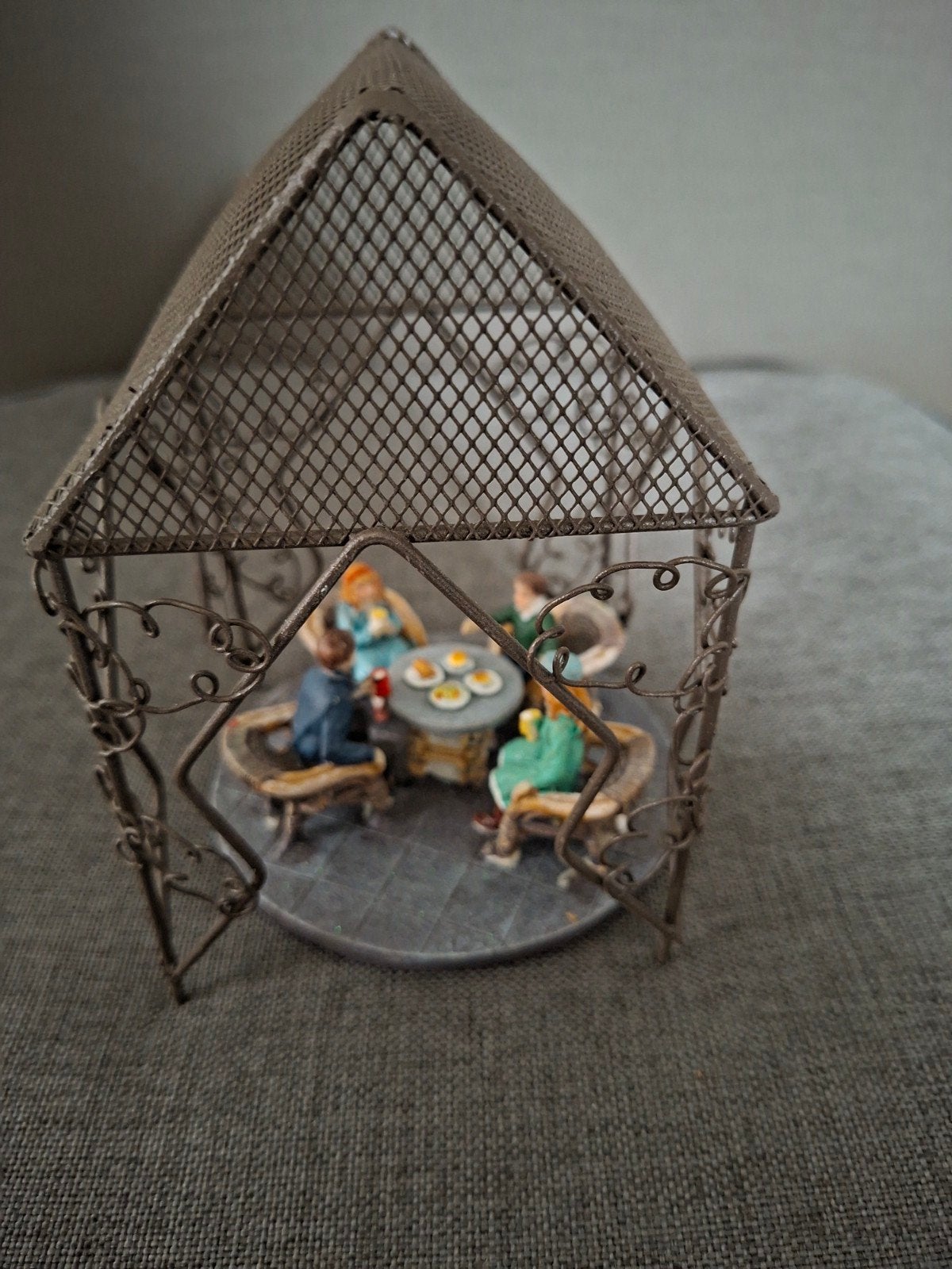 kerstdorp, miniatuur tafereel: mensen aan tafel met prieel, Ophalen of Verzenden, Zo goed als nieuw