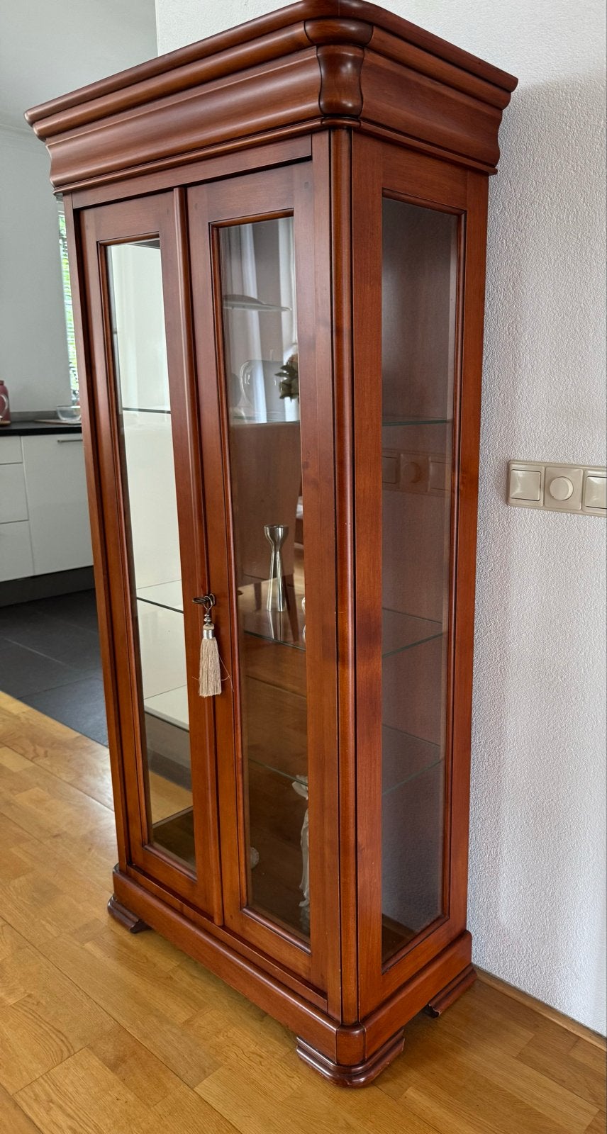 Glazen vitrinekast met houten frame, Ophalen, 50 tot 100 cm, Zo goed als nieuw, 150 tot 200 cm