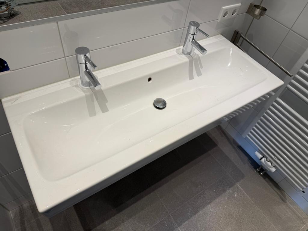 Wastafel met twee kranen - Zo goed als nieuw, Doe-het-zelf en Verbouw, Sanitair, Ophalen, Zo goed als nieuw, Steen, Wastafel