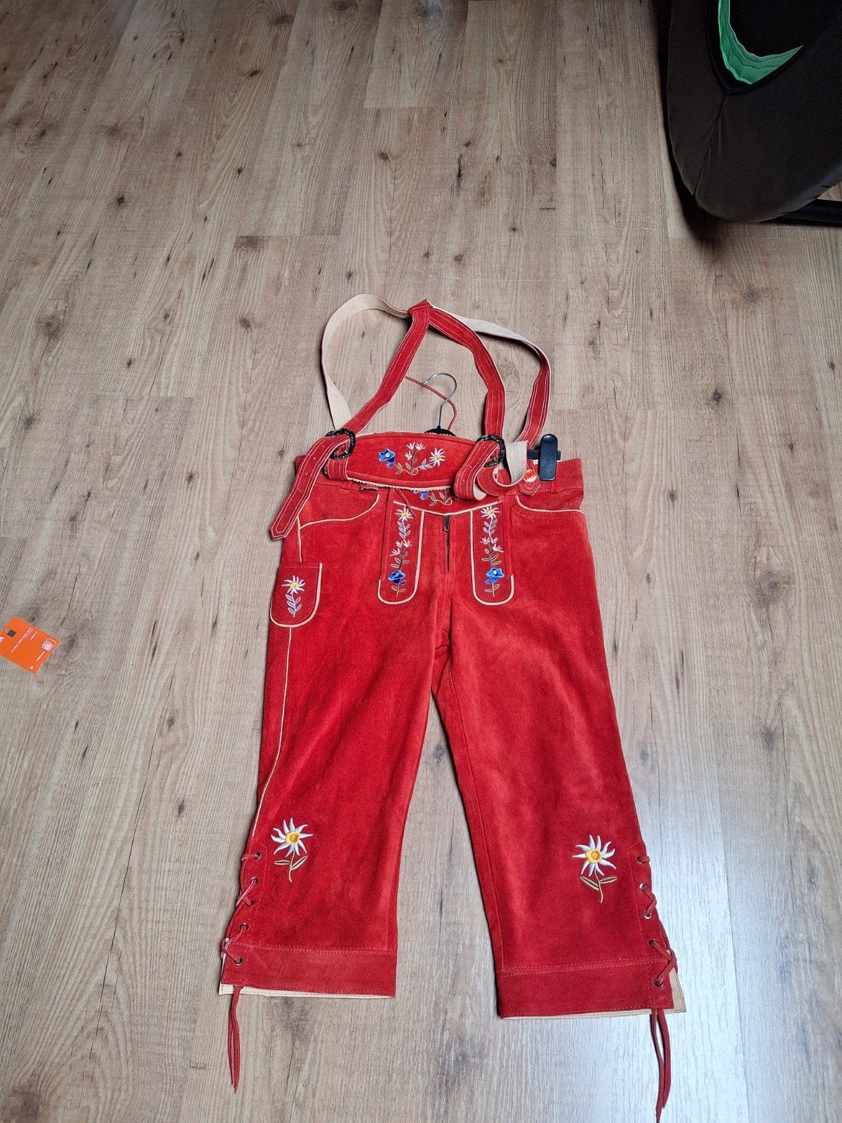 Rode Lederhose met bretels en bloemenborduursel, Kleding | Dames, Nieuw, Ophalen of Verzenden, Overige thema's, Kleding