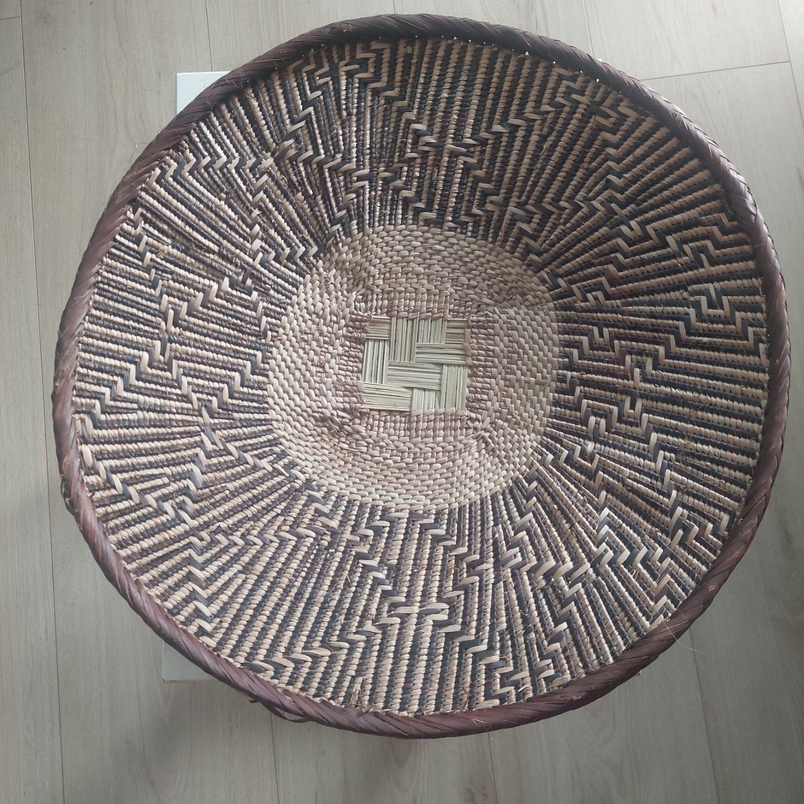 Decoratieve rieten schaal met uniek patroon, Ophalen of Verzenden, Rond