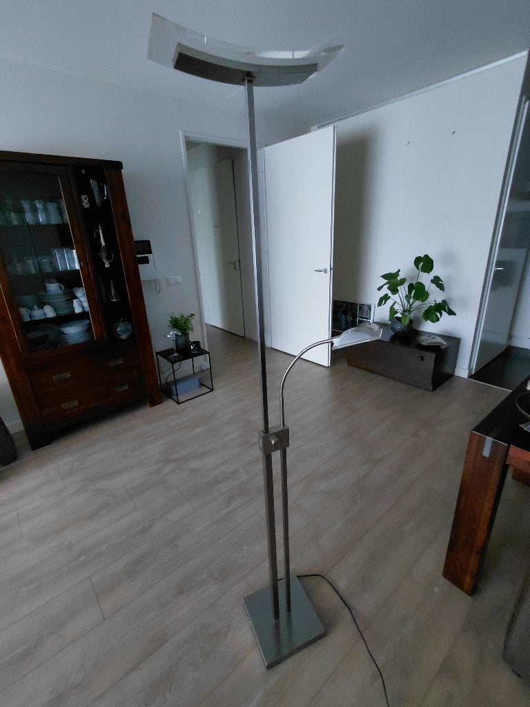 Moderne metalen vloerlamp met leesgedeelte, 180 cm hoog, Huis en Inrichting, Ophalen, Zo goed als nieuw, Metaal, 150 tot 200 cm