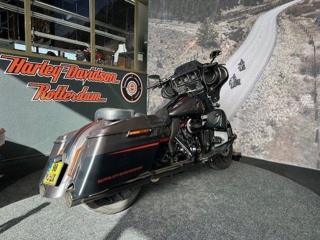 Harley-Davidson FLHXSE CVO STREET GLIDE - BTW verrekenbaar, Motoren, Laan van Vredenoord 33
2289 DA  RIJSWIJK, NL, Bedrijf, Overig