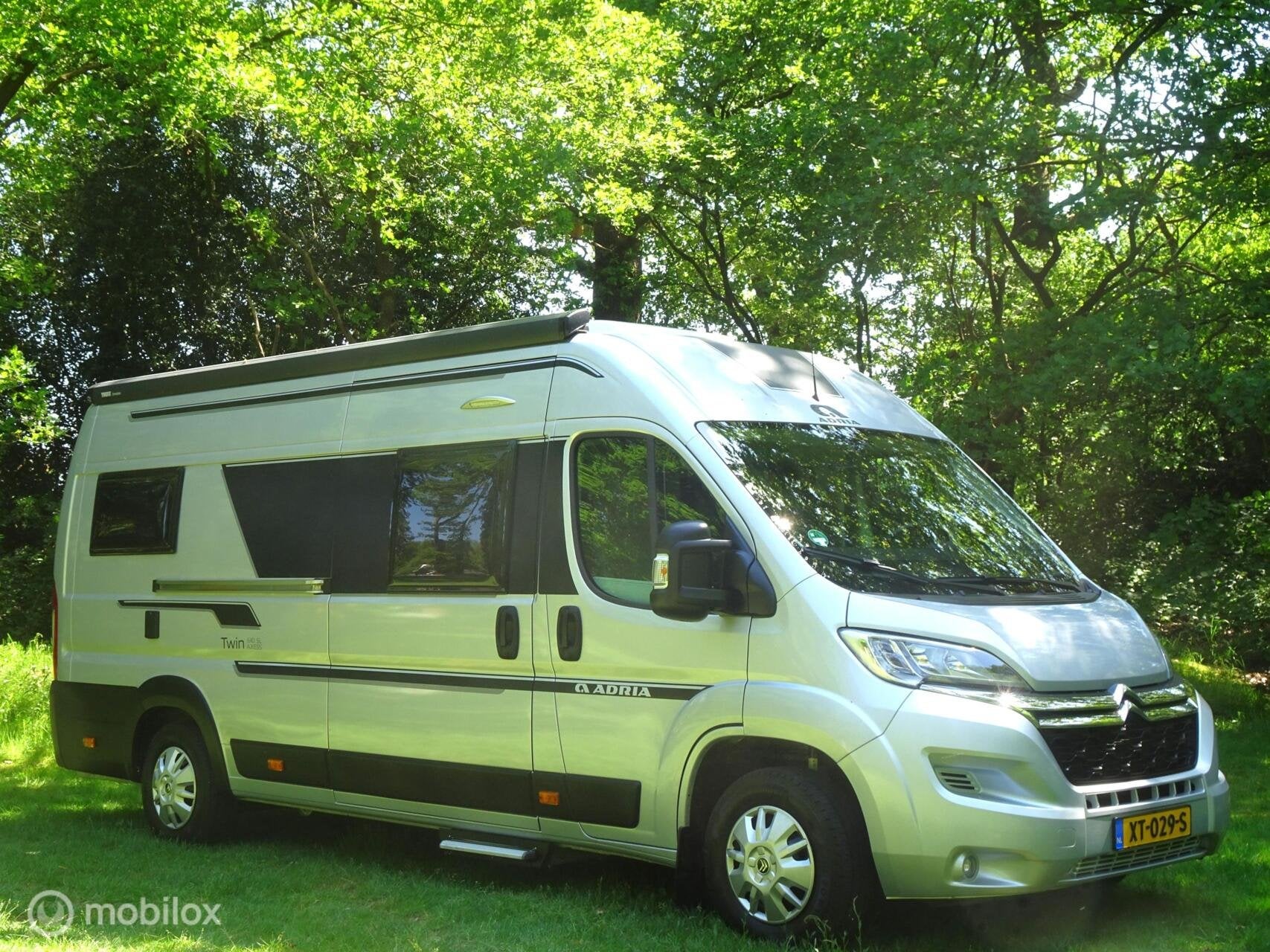 Adria Twin Axess 640 SL 130 PK Euro 6 | Enkele-bedden | Vol, Caravans en Kamperen, Campers, Tot en met 2, Bedrijf, Adria, 6 tot 7 meter