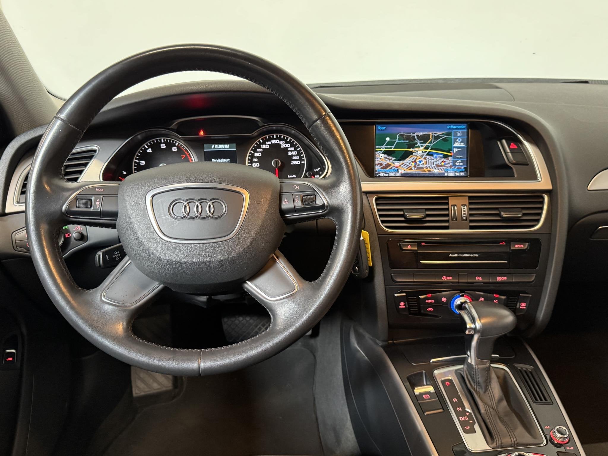 Audi A4 Limousine 1.8 TFSI Business Edition Automaat Navigat, Auto's, Audi, Stof, Gebruikt, 4 cilinders, Zwart