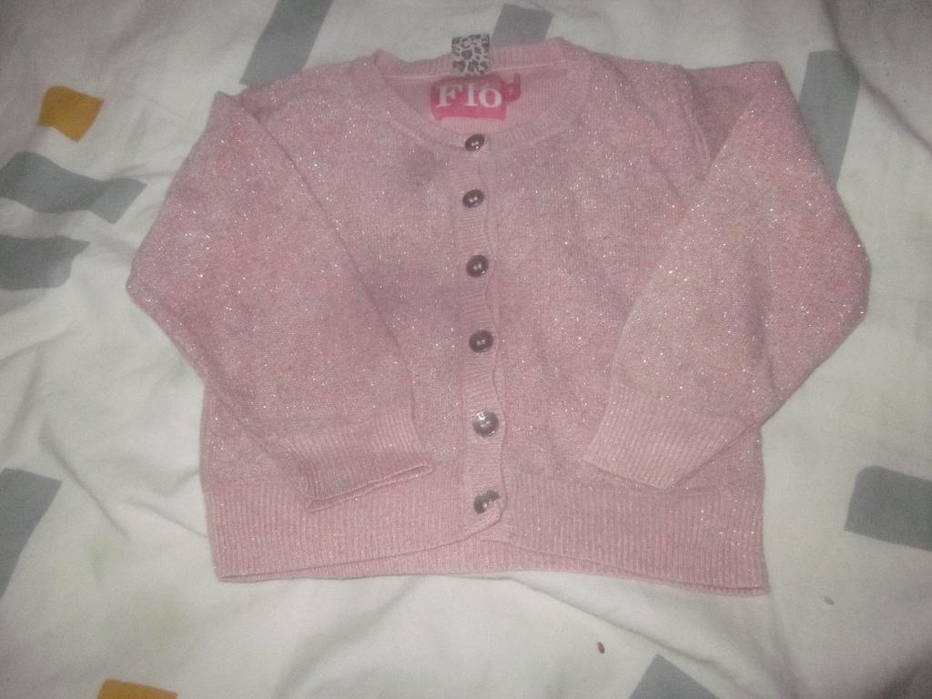 Roze vestje met gaatjes/glinsterdraadje Dress like Flo mt 92, Kinderen en Baby's, Kinderkleding | Maat 92, Meisje, Trui of Vest