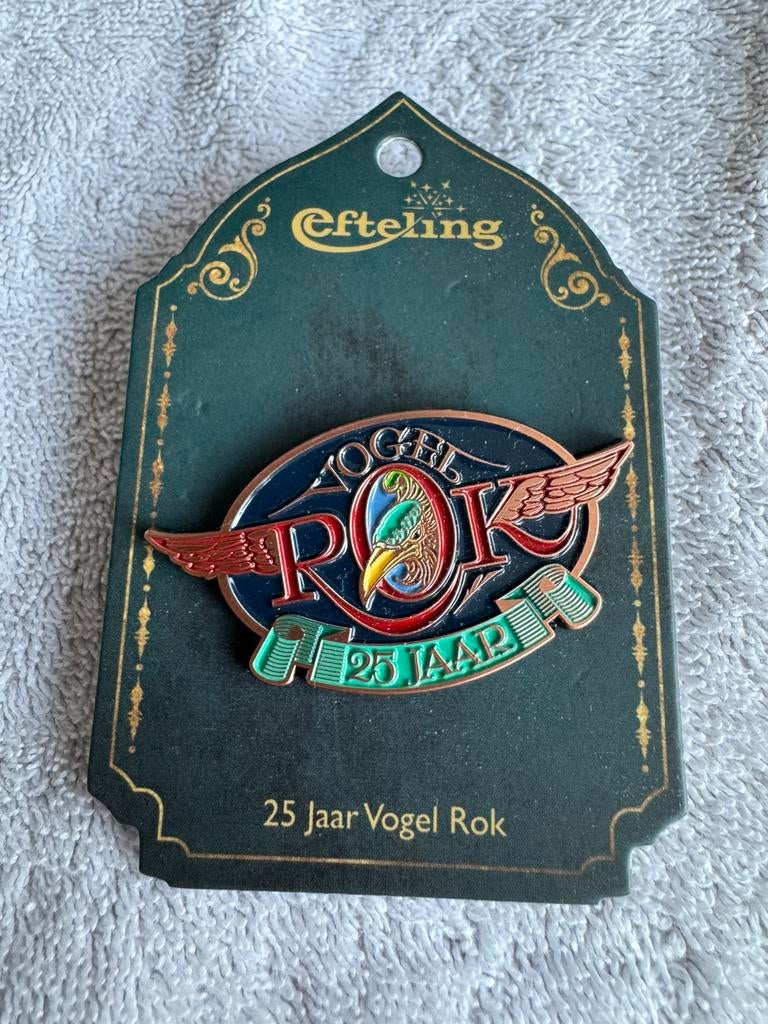 Vogelrok 25 jaar Nieuwe Efteling Pin, Verzamelen, Efteling, Ophalen of Verzenden, Zo goed als nieuw, Button of Speldje