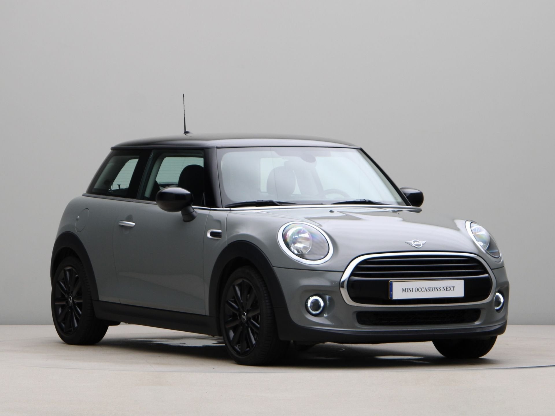 MINI 3-deurs Cooper Business Aut. (bj 2021, automaat), Gebruikt, Met garantie (alle), 4 stoelen, 49 €/maand