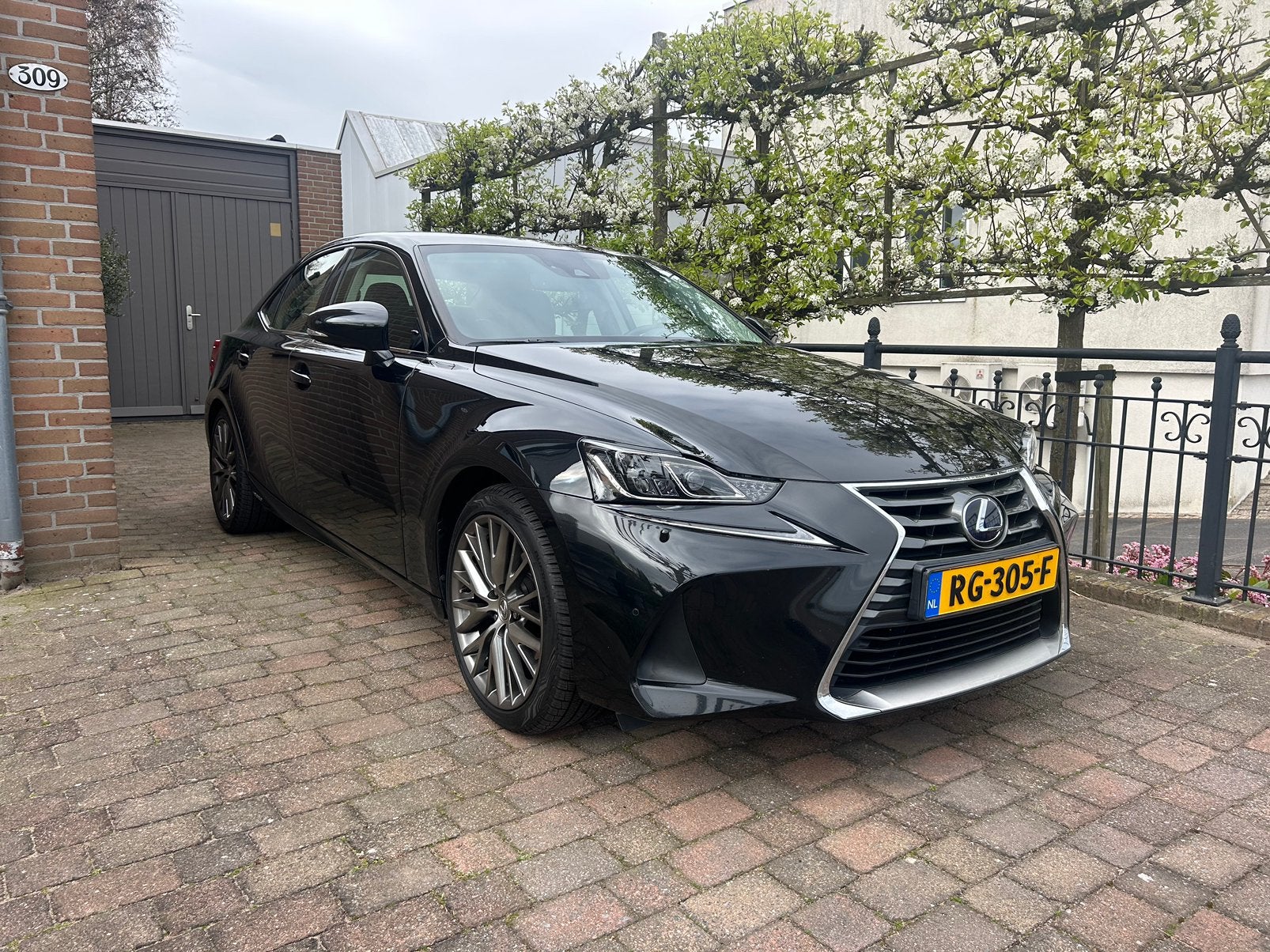 Prachtige Lexus IS 300h Luxury Hybrid 223pk 2017 Zwart, Auto's, Lexus, Particulier, IS, Hybride Elektrisch/Benzine, Volledig hybride