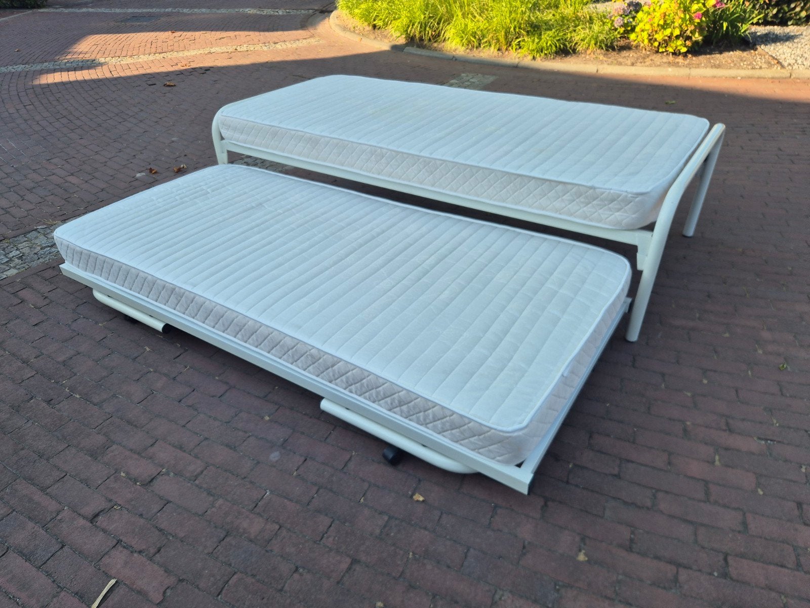 Uitschuifbare (logeer) bedden met twee matrassen, Ophalen, Modern en functioneel, 90 cm, Wit