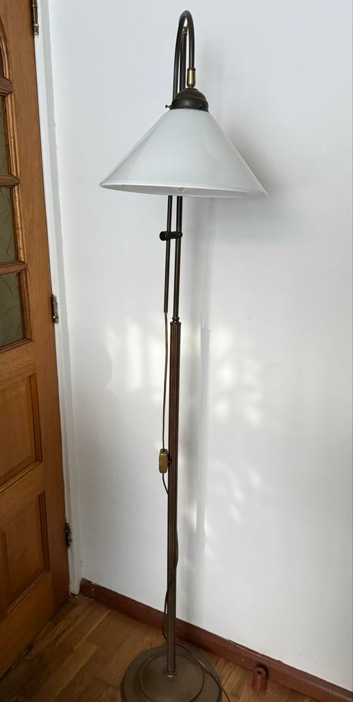 Oude vloerlamp met verstelbare glazen kap, Ophalen