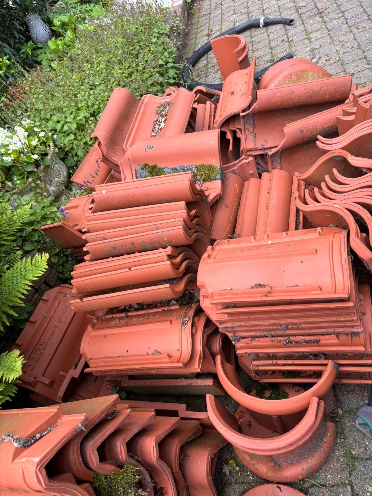 Gratis ophalen in Vries Drenthe hele berg, Ophalen, Steen of Klei, 15 m² of meer, Dakpannen