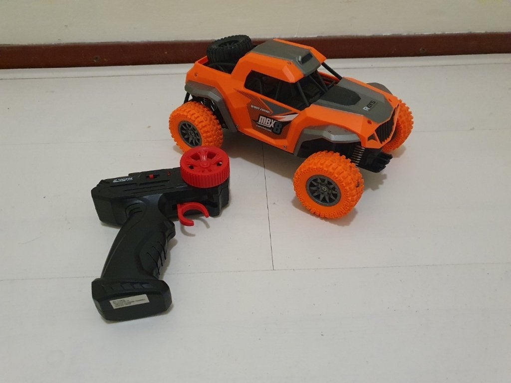 Radiografisch bestuurbare oranje auto, Hobby en Vrije tijd, Modelbouw | Radiografisch | Auto's, Ophalen of Verzenden
