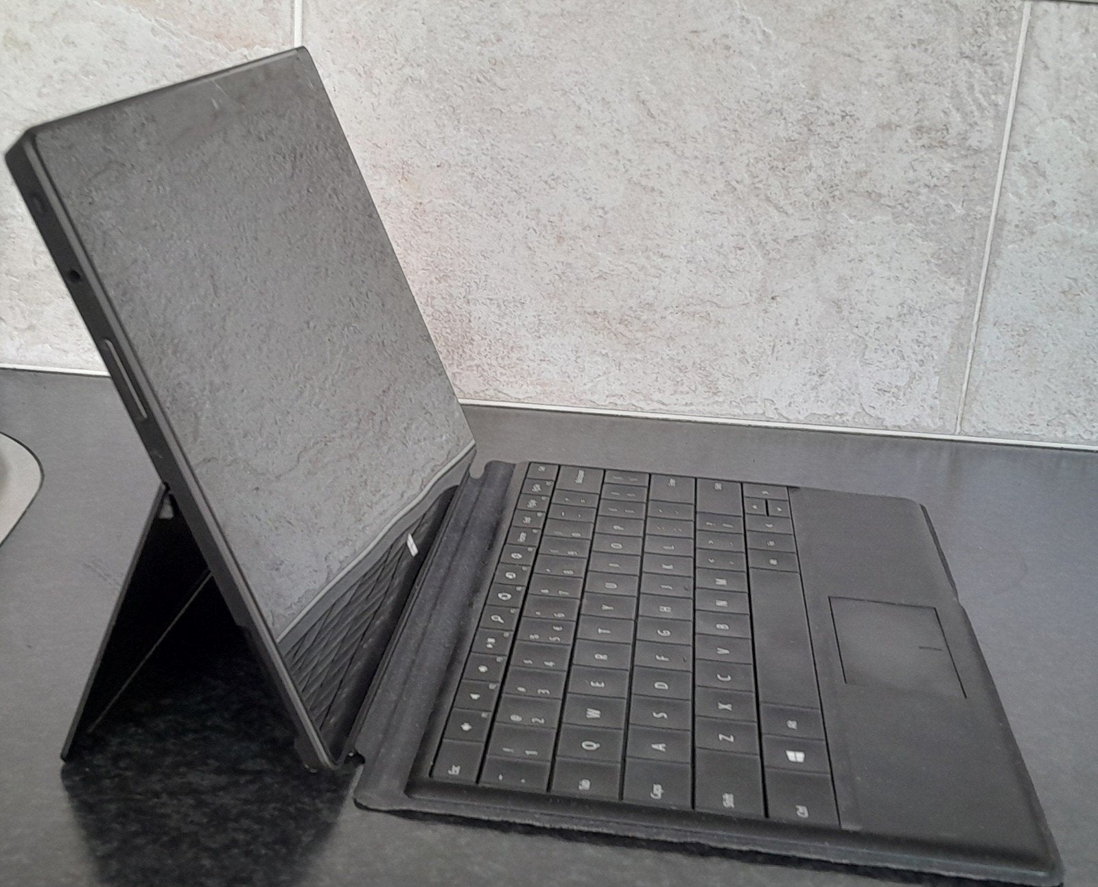 Microsoft Surface RT met toetsenbord en lader, Onbekend, Minder dan 4 GB, Qwerty, 10 inch of minder