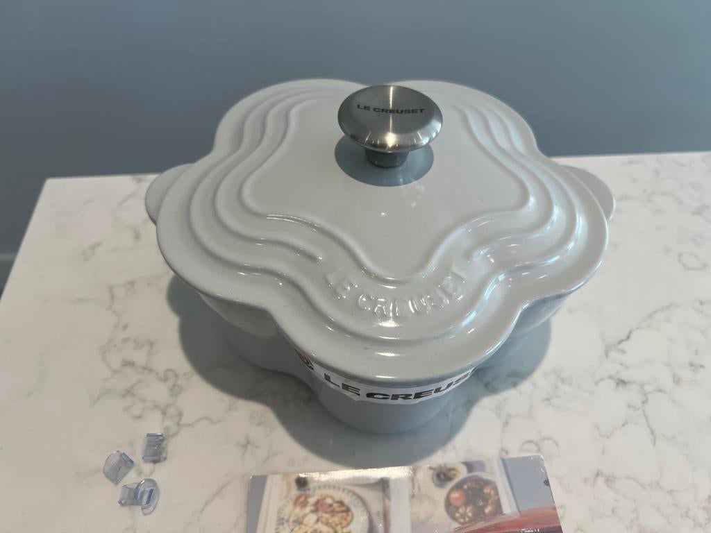 Nieuwe Le Creuset bloempan 20 cm Vapeur, Gietijzer, Nieuw, Ophalen of Verzenden, Keramische plaat