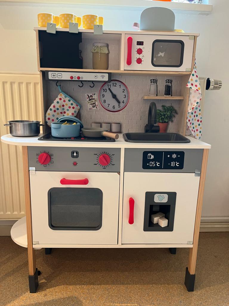 Houten keukentje, incl erg veel accessoires, Kinderen en Baby's, Speelgoed | Houten speelgoed, Ophalen, Zo goed als nieuw, Meubelstuk of Keukentje