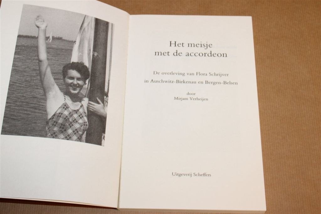 Het Meisje met de Accordeon — Flora Schrijver in Auschwitz, Ophalen of Verzenden, Tweede Wereldoorlog, Gelezen, Overige onderwerpen