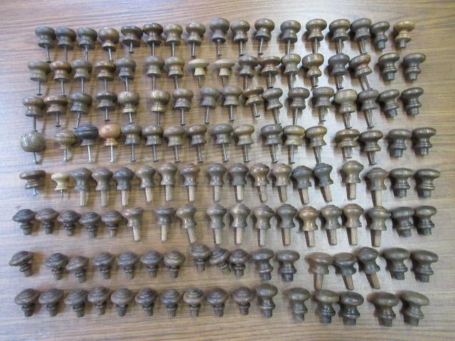 partij met 137 stuks oud houten knoppen / meubelknoppen, Ophalen of Verzenden