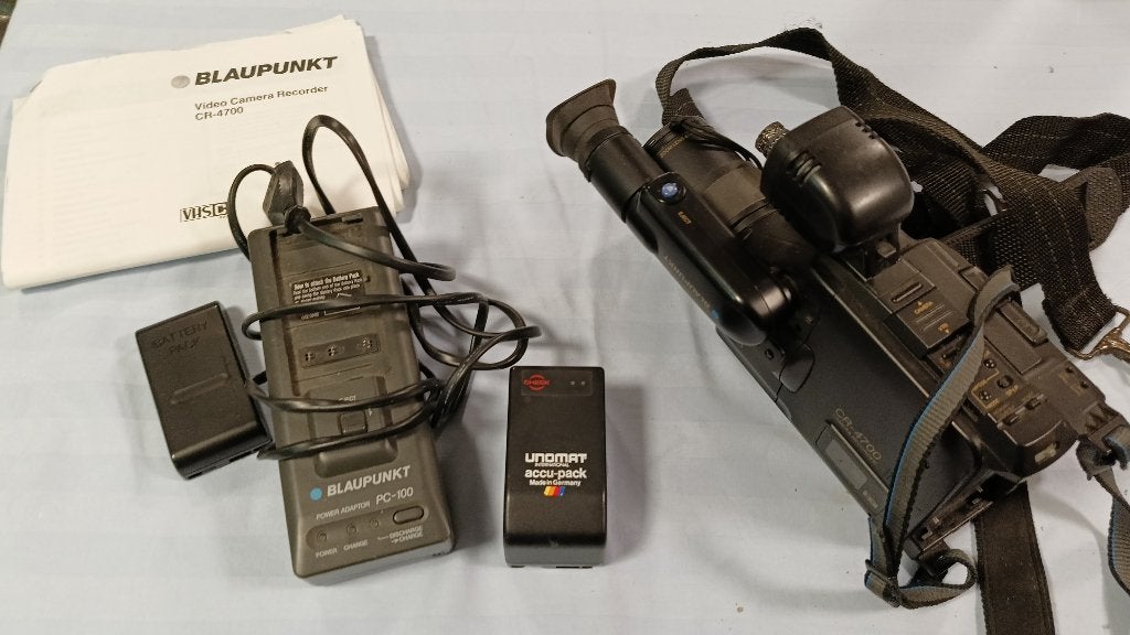 Blaupunkt CR-4700 VHS-C camcorder set + lader, Ophalen of Verzenden, VHS-C of SVHS-C, Camera