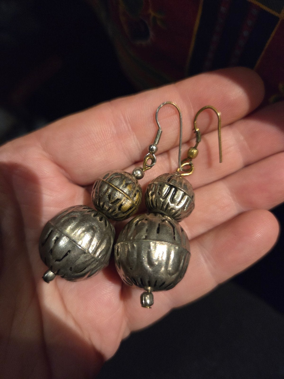 Oude zilverkleurige oorbellen met gedetailleerde kralen, Overige materialen, Ophalen of Verzenden, Zilver, Hangers