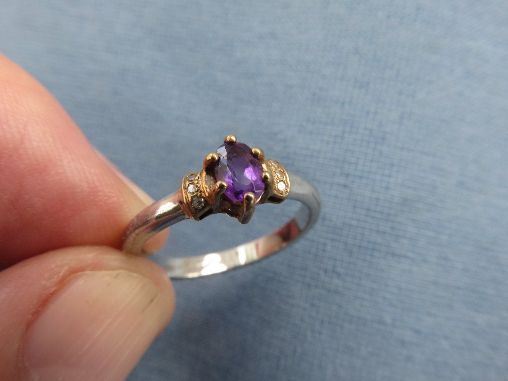 Ring met geslepen amethist steen in 9 karaat goud, Ophalen of Verzenden, Zo goed als nieuw, 17 tot 18, Dame