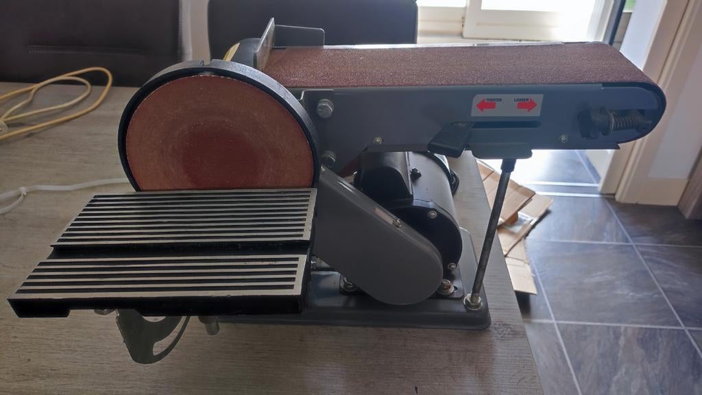 Bandschuurmachine voor werkbank/tafel + 10 nieuwe banden, Doe-het-zelf en Verbouw, Gereedschap | Schuurmachines, Ophalen of Verzenden