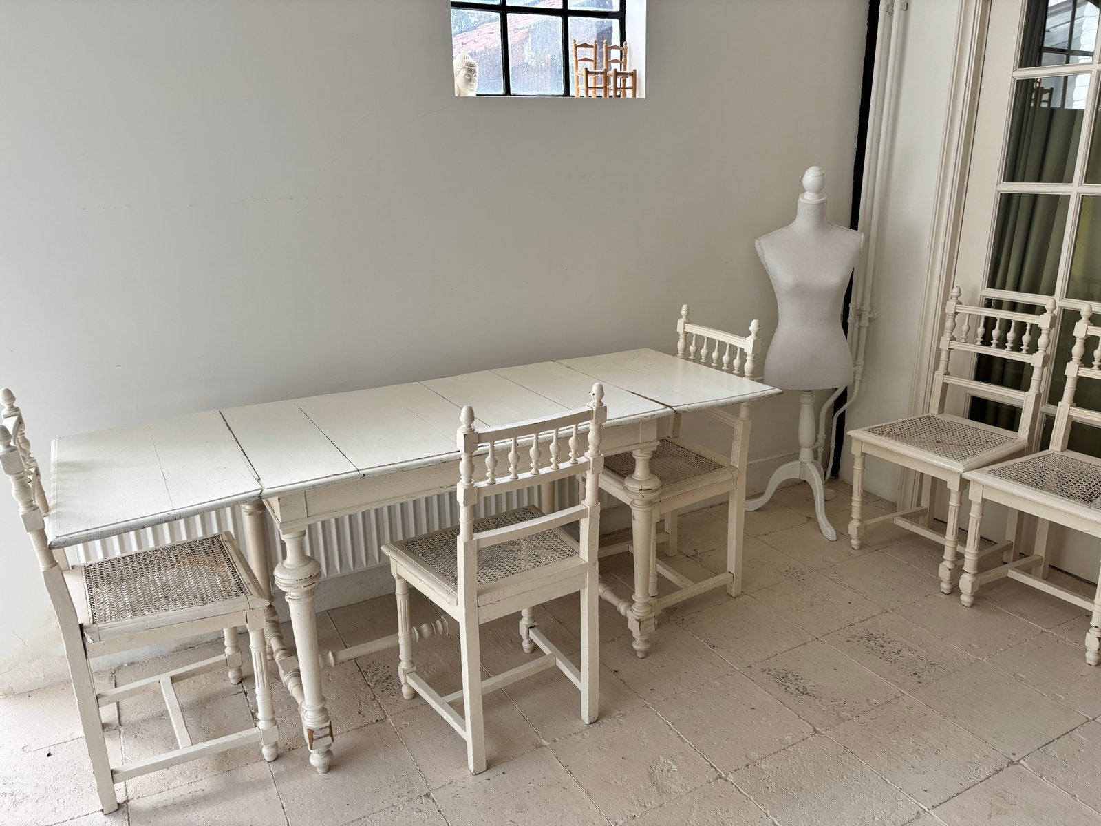 Antieke witte eettafel met stoelen, rieten zitting, Ophalen
