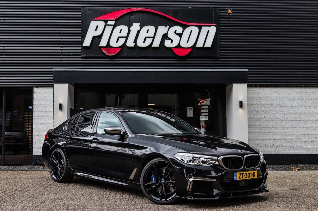 BMW 5-serie M550i xDrive DEALER OH PANO B&W MASSAGE 360 ACC, Automaat, Gebruikt, 2000 kg, 4395 cc